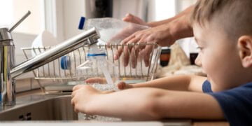 Brasileiros de baixa renda podem ter descontos na conta de água; veja as opções