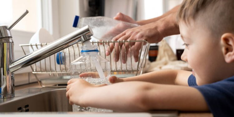 Brasileiros de baixa renda podem ter descontos na conta de água; veja as opções