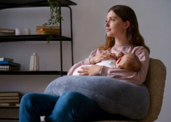 ATENÇÃO! Mães solteiras podem contar com ESTES benefícios em 2024; veja