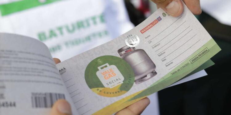 Vale-Gás Social: Confira lista de quem pode receber em abril