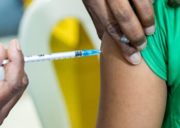 Vacina do HPV gratuita foi LIBERADA para novo grupo no SUS; veja quem pode receber