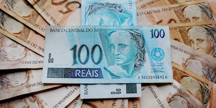 Receber o salário-família impede o recebimento do Bolsa Família? Entenda