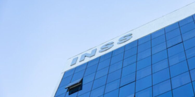 INSS: Beneficiários Agora Podem Acessar Menu Digital pela Central 135 via Celular