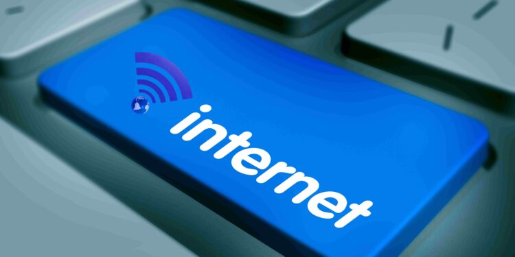 Auxílio-internet foi APROVADO para ESTE grupo de brasileiros; veja quem poderá receber