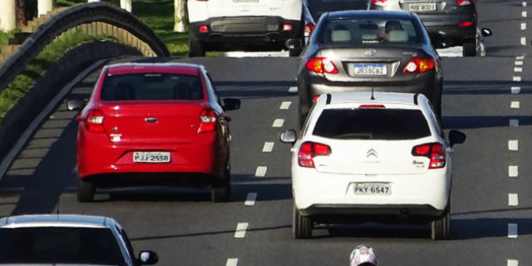 NOVA LEI do Farol baixo e insulfilm: veja as regras e evite ser multado neste feriado