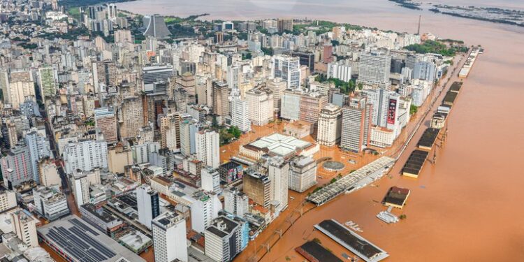 Governo libera benefícios do INSS para atingidos pelas enchentes no Rio Grande do Sul; veja como sacar