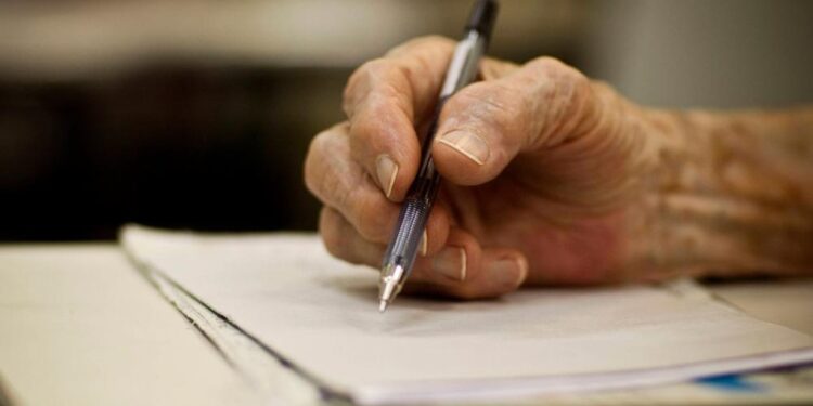 Brasileiros 60+ ganham isenção nas contas e novos benefícios após assinatura de nova lei