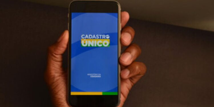 Brasileiros inscritos no Cadúnico podem contribuir com R$ 5 REAIS e conseguir R$ 1.412,00 todo mês