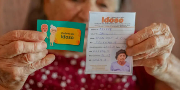 Brasileiros comemoram a Carteirinha do Idoso "DA SORTE" que pode garantir repasses de R$ 2 MIL