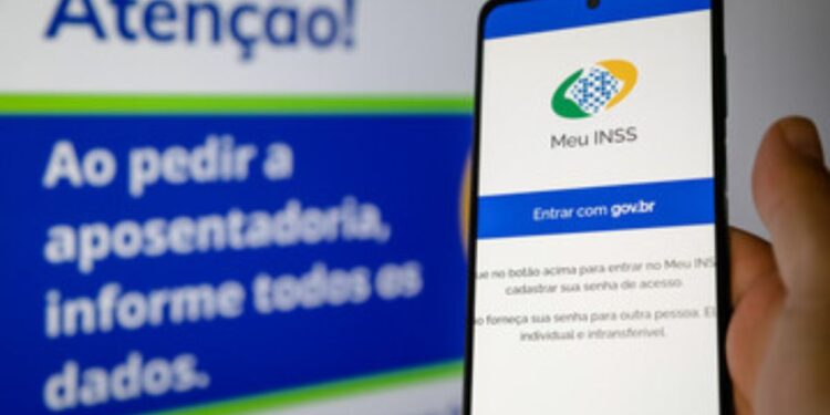 Aposentados e pensionistas do INSS são surpreendidos com BLOQUEIO no pagamento; saiba o que fazer