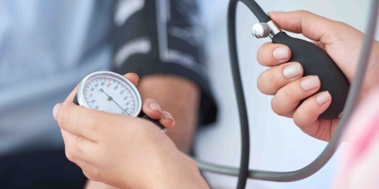 Veja como receber benefício do governo para pessoas com PRESSÃO ALTA!