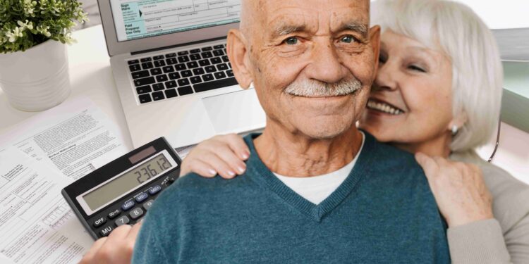 Veja como funciona o benefício que pode ISENTAR idosos do pagamento de até CINCO CONTAS!