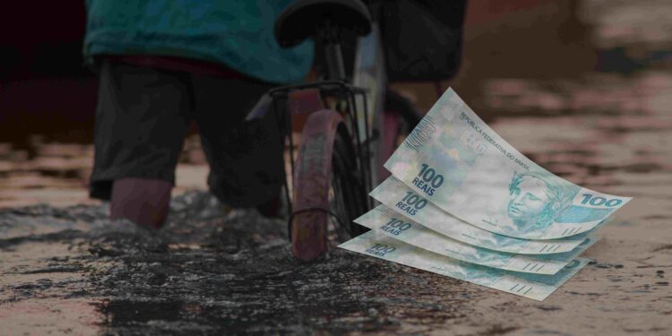 Governo vai pagar AUXÍLIO EMERGENCIAL para vítimas de enchentes no Rio Grande do Sul? Entenda