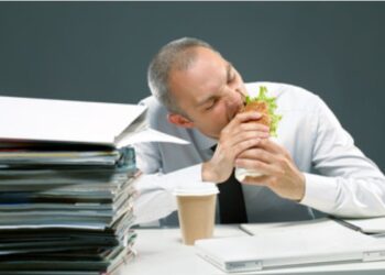 Trabalhador brasileiro com 30 MINUTOS na hora do almoço? Entenda decisão do Governo