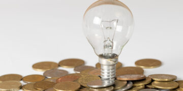 DESCONTÃO na conta de Luz para beneficiários do Bolsa Família; conheça seus direitos