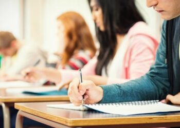 Senado aprova BOLSA para universitários de baixa renda; valor SURPREENDE