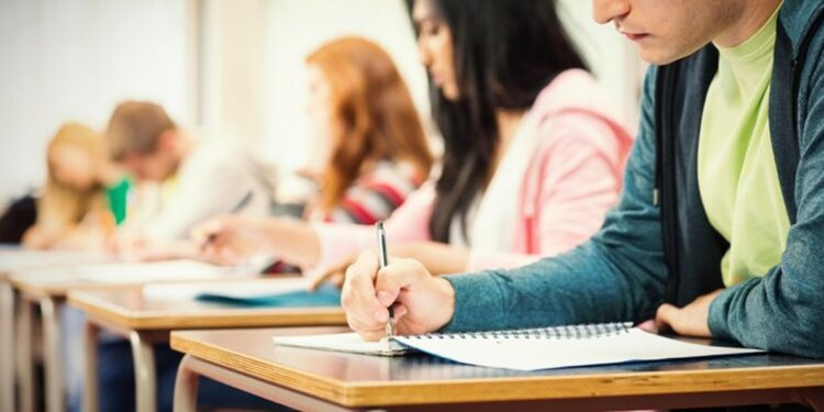 Senado aprova BOLSA para universitários de baixa renda; valor SURPREENDE