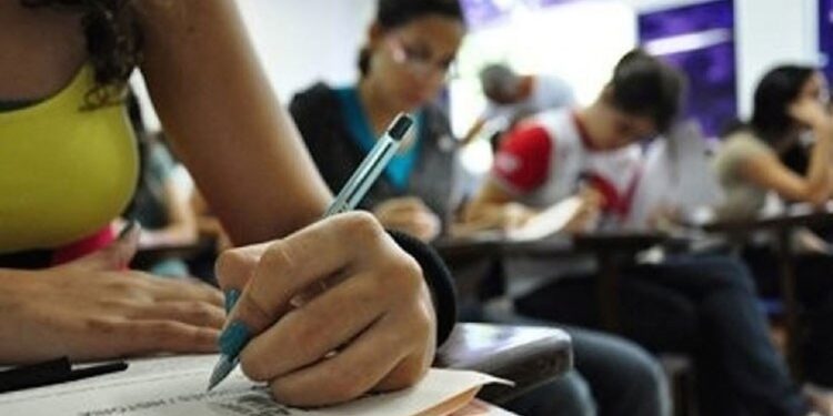 Você sabia que estudante e universitário podem contribuir para o INSS? Veja como