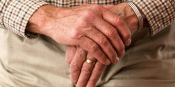 Idosos brasileiros podem comemorar o benefício de 1 salário mínimo; confira detalhes