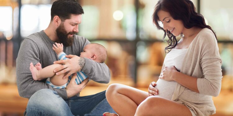 Licenças-maternidade e paternidade foram AMPLIADAS para ESTES trabalhadores; confira