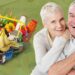 Idosos com mais de 65 anos PODEM ter direito ao vale-sacolão; veja como receber