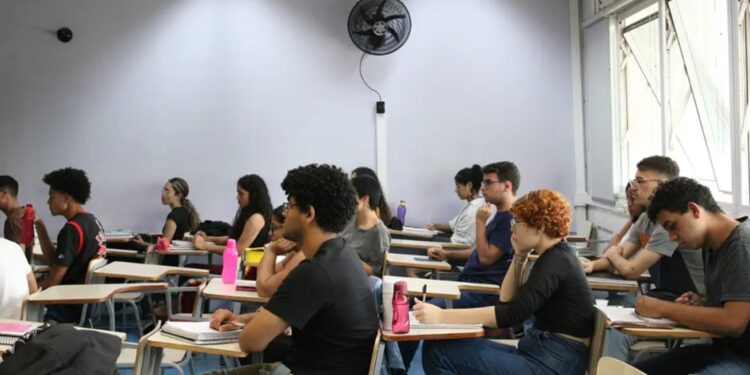 Câmara APROVA mudanças na reforma do ensino médio; veja os detalhes