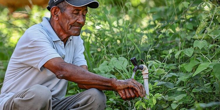 Tarifa Social: Lula assina Lei que concede DESCONTO de 50% na conta de água e esgoto