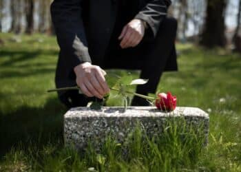 Onde Solicitar o Auxílio Funeral? Imagem: Freepik