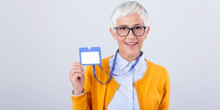 Quem tem 60 anos pode fazer a Carteirinha do Idoso? Imagem: Freepik