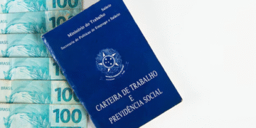 Imagem de uma Carteira de Trabalho e Previdência Social (CTPS) brasileira, documento essencial para solicitação do seguro-desemprego em 2025.