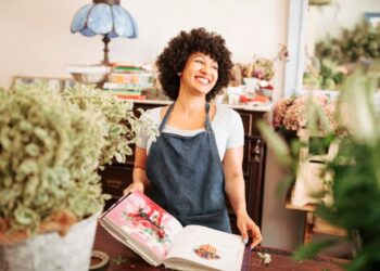 Beneficiários do Cadúnico pulam de alegria com anúncio do Governo sobre o Programa Acredita. Imagem: Freepik