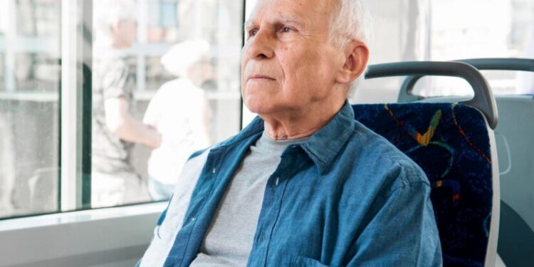 Transporte Gratuito para Idosos. Imagem: Freepik