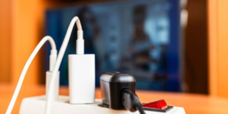 Idosos Podem Ter Luz de Graça! Veja Como Participar do Programa do Governo