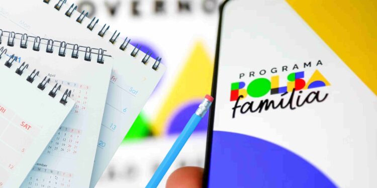 Bolsa Família e Carteira Assinada: Nova regra permite renda maior que R$ 2.000 por família? Entenda