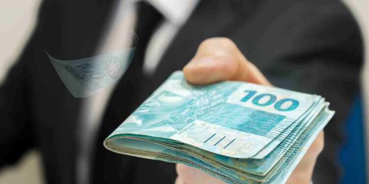 Mais de 5 mil famílias vão receber auxílio de R$ 5,1 mil nesta sexta-feira (05); entenda