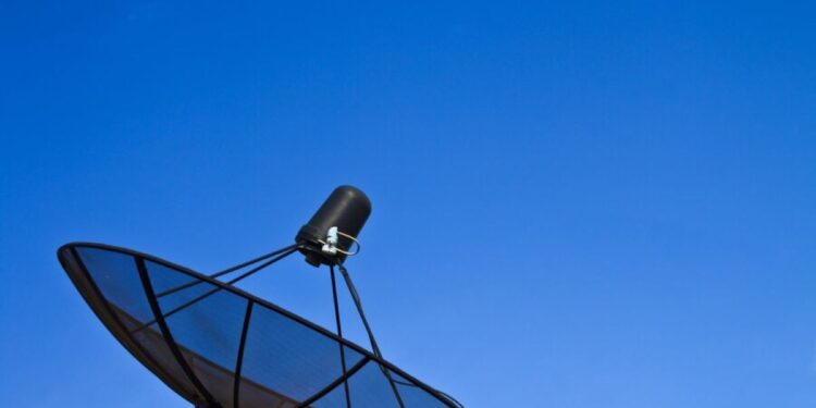 Kit gratuito com a nova parabólica digital. Imagem: Freepik