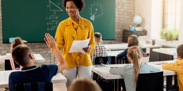 Valorização na Educação: Bônus Médio de R$ 5,3 MIL para Servidores. Imagem: Freepik