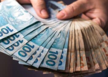 Aumento no salário mínimo para R$1.640 é anunciado; trabalhadores de estado brasileiro comemoram