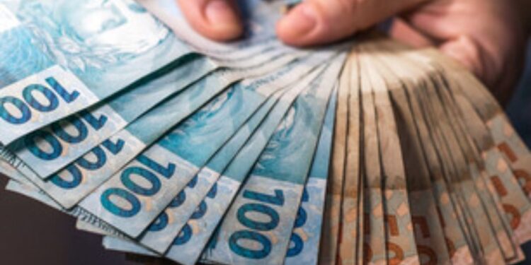 Aumento no salário mínimo para R$1.640 é anunciado; trabalhadores de estado brasileiro comemoram