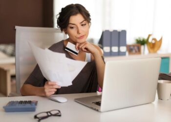 Desenrola Brasil ACABOU, mas veja outras maneiras de LIMPAR seu nome. Imagem: Freepik