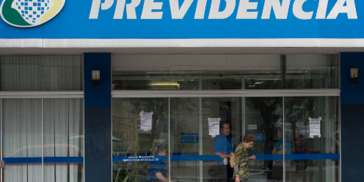 Fila de bilhões no INSS: Veja se seu nome está entre os 167 mil beneficiários que vão receber!