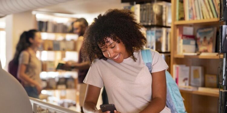 Veja como liberar o benefício do Pé-de-meia através do Caixa Tem. Imagem: Freepik