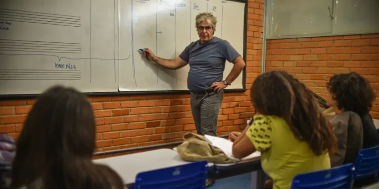 Governo Disponibiliza Recursos para Universitários de Instituições Públicas. Imagem: Agência Brasil.