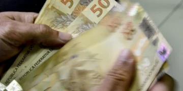 Pagamento Extra de R$200 é Restabelecido para Beneficiários do CadÚnico. Imagem: Agencia Brasil.