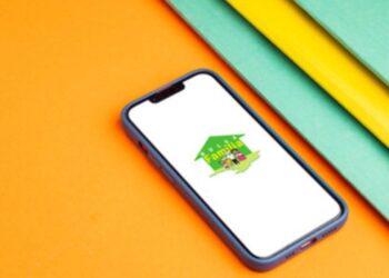 O Bolsa Família é um dos principais programas de transferência de renda do Brasil, destinado a ajudar famílias em situação de vulnerabilidade social. Oferecendo suporte financeiro essencial, o programa busca melhorar as condições de vida das famílias e promover a inclusão social. No entanto, é possível que, em alguns casos, o benefício seja bloqueado por diversos motivos. Se você se deparou com essa situação, não se preocupe! Siga estes 10 passos para resolver o problema e garantir que o seu Bolsa Família seja restabelecido. 1. Verifique o Motivo do Bloqueio O primeiro passo é entender por que o seu benefício foi bloqueado. Acesse o site oficial do Bolsa Família ou o aplicativo e consulte a mensagem que informa sobre a suspensão do benefício. Pode ser devido a questões cadastrais, irregularidades na documentação ou outras pendências. 2. Atualize seu Cadastro Único O Cadastro Único é a base para a concessão de vários benefícios sociais, incluindo o Bolsa Família. Se o seu cadastro estiver desatualizado, isso pode causar bloqueios no benefício. Dirija-se ao CRAS (Centro de Referência de Assistência Social) mais próximo para atualizar suas informações, como renda, composição familiar e endereço. 3. Regularize Documentação Pendente Verifique se há alguma documentação pendente que precise ser regularizada. Isso pode incluir comprovantes de residência, renda ou outros documentos solicitados pelo CRAS. Garanta que todos os documentos estejam atualizados e em conformidade com os requisitos do programa. 4. Acompanhe o Status do Pedido Após atualizar seu Cadastro Único e regularizar a documentação, acompanhe o status do seu pedido de desbloqueio. Utilize o portal online ou o aplicativo do Bolsa Família para verificar se houve alguma mudança na situação do seu benefício. 5. Verifique Pendências no Sistema Acesse o portal do Ministério da Cidadania para verificar se há pendências relacionadas ao seu benefício. O sistema pode indicar se há alguma irregularidade que precise ser corrigida. Certifique-se de seguir todas as instruções fornecidas para resolver essas pendências. 6. Entre em Contato com o CRAS Se, após atualizar seu cadastro e verificar o sistema, o problema persistir, entre em contato com o CRAS. Os profissionais do CRAS podem fornecer orientações específicas sobre como proceder e resolver qualquer questão adicional que possa estar afetando seu benefício. 7. Consulte a Ouvidoria do Bolsa Família Se você não conseguir resolver a situação por meio do CRAS, consulte a ouvidoria do Bolsa Família. A ouvidoria pode oferecer assistência adicional e ajudar a resolver questões complexas relacionadas ao bloqueio do seu benefício. 8. Verifique a Regularidade dos Benefícios Certifique-se de que todos os requisitos do programa estão sendo cumpridos. Isso inclui frequentar a escola se você tiver filhos em idade escolar e manter sua situação de vulnerabilidade social atualizada. Qualquer descumprimento dessas condições pode resultar em bloqueio do benefício. 9. Aguarde o Prazo de Análise Após seguir todos os passos acima, aguarde o prazo para análise e reavaliação do seu benefício. O processo de desbloqueio pode levar alguns dias. Continue acompanhando o status do seu benefício e esteja atento a qualquer comunicação adicional. 10. Mantenha a Regularidade do Cadastro Para evitar futuros bloqueios, mantenha seu Cadastro Único sempre atualizado e cumpra todas as exigências do programa. Isso inclui manter a documentação em dia, atualizar a renda e outras informações regularmente e atender às condições do Bolsa Família. Siga os passos! Seguir estes 10 passos pode ajudar a resolver o bloqueio do seu Bolsa Família e garantir que você continue a receber o benefício necessário. Lembre-se de que o programa foi criado para apoiar famílias em situação de vulnerabilidade, e a regularização do seu benefício é crucial para assegurar que você receba o suporte necessário. Ao manter seu cadastro atualizado e seguir os procedimentos corretos, você estará contribuindo para a eficiência do programa e para a sua própria segurança financeira.