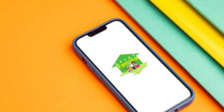 O Bolsa Família é um dos principais programas de transferência de renda do Brasil, destinado a ajudar famílias em situação de vulnerabilidade social. Oferecendo suporte financeiro essencial, o programa busca melhorar as condições de vida das famílias e promover a inclusão social. No entanto, é possível que, em alguns casos, o benefício seja bloqueado por diversos motivos. Se você se deparou com essa situação, não se preocupe! Siga estes 10 passos para resolver o problema e garantir que o seu Bolsa Família seja restabelecido. 1. Verifique o Motivo do Bloqueio O primeiro passo é entender por que o seu benefício foi bloqueado. Acesse o site oficial do Bolsa Família ou o aplicativo e consulte a mensagem que informa sobre a suspensão do benefício. Pode ser devido a questões cadastrais, irregularidades na documentação ou outras pendências. 2. Atualize seu Cadastro Único O Cadastro Único é a base para a concessão de vários benefícios sociais, incluindo o Bolsa Família. Se o seu cadastro estiver desatualizado, isso pode causar bloqueios no benefício. Dirija-se ao CRAS (Centro de Referência de Assistência Social) mais próximo para atualizar suas informações, como renda, composição familiar e endereço. 3. Regularize Documentação Pendente Verifique se há alguma documentação pendente que precise ser regularizada. Isso pode incluir comprovantes de residência, renda ou outros documentos solicitados pelo CRAS. Garanta que todos os documentos estejam atualizados e em conformidade com os requisitos do programa. 4. Acompanhe o Status do Pedido Após atualizar seu Cadastro Único e regularizar a documentação, acompanhe o status do seu pedido de desbloqueio. Utilize o portal online ou o aplicativo do Bolsa Família para verificar se houve alguma mudança na situação do seu benefício. 5. Verifique Pendências no Sistema Acesse o portal do Ministério da Cidadania para verificar se há pendências relacionadas ao seu benefício. O sistema pode indicar se há alguma irregularidade que precise ser corrigida. Certifique-se de seguir todas as instruções fornecidas para resolver essas pendências. 6. Entre em Contato com o CRAS Se, após atualizar seu cadastro e verificar o sistema, o problema persistir, entre em contato com o CRAS. Os profissionais do CRAS podem fornecer orientações específicas sobre como proceder e resolver qualquer questão adicional que possa estar afetando seu benefício. 7. Consulte a Ouvidoria do Bolsa Família Se você não conseguir resolver a situação por meio do CRAS, consulte a ouvidoria do Bolsa Família. A ouvidoria pode oferecer assistência adicional e ajudar a resolver questões complexas relacionadas ao bloqueio do seu benefício. 8. Verifique a Regularidade dos Benefícios Certifique-se de que todos os requisitos do programa estão sendo cumpridos. Isso inclui frequentar a escola se você tiver filhos em idade escolar e manter sua situação de vulnerabilidade social atualizada. Qualquer descumprimento dessas condições pode resultar em bloqueio do benefício. 9. Aguarde o Prazo de Análise Após seguir todos os passos acima, aguarde o prazo para análise e reavaliação do seu benefício. O processo de desbloqueio pode levar alguns dias. Continue acompanhando o status do seu benefício e esteja atento a qualquer comunicação adicional. 10. Mantenha a Regularidade do Cadastro Para evitar futuros bloqueios, mantenha seu Cadastro Único sempre atualizado e cumpra todas as exigências do programa. Isso inclui manter a documentação em dia, atualizar a renda e outras informações regularmente e atender às condições do Bolsa Família. Siga os passos! Seguir estes 10 passos pode ajudar a resolver o bloqueio do seu Bolsa Família e garantir que você continue a receber o benefício necessário. Lembre-se de que o programa foi criado para apoiar famílias em situação de vulnerabilidade, e a regularização do seu benefício é crucial para assegurar que você receba o suporte necessário. Ao manter seu cadastro atualizado e seguir os procedimentos corretos, você estará contribuindo para a eficiência do programa e para a sua própria segurança financeira.