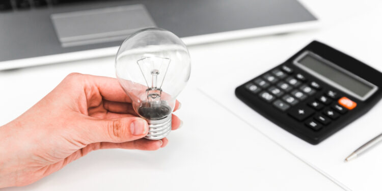 Inscrito no CadÚnico: Saiba como ter DESCONTOS na conta de Luz de até 65%