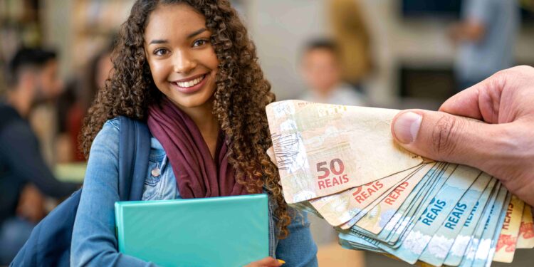 Pé-de-Meia para estudantes de FORA do Bolsa Família foi APROVADO! Entenda