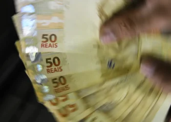 O Reajuste do Salário Mínimo Representa Uma Oportunidade Para Promover o Desenvolvimento Social e Reduzir a Desigualdade de Renda no País. Imagem: Agência Brasil.