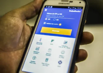 Acesse o Aplicativo Oficial do FGTS ou Nas Agências da Caixa Econômica Federal Para Consultar o Seu Saldo. Imagem: Agência Brasil.